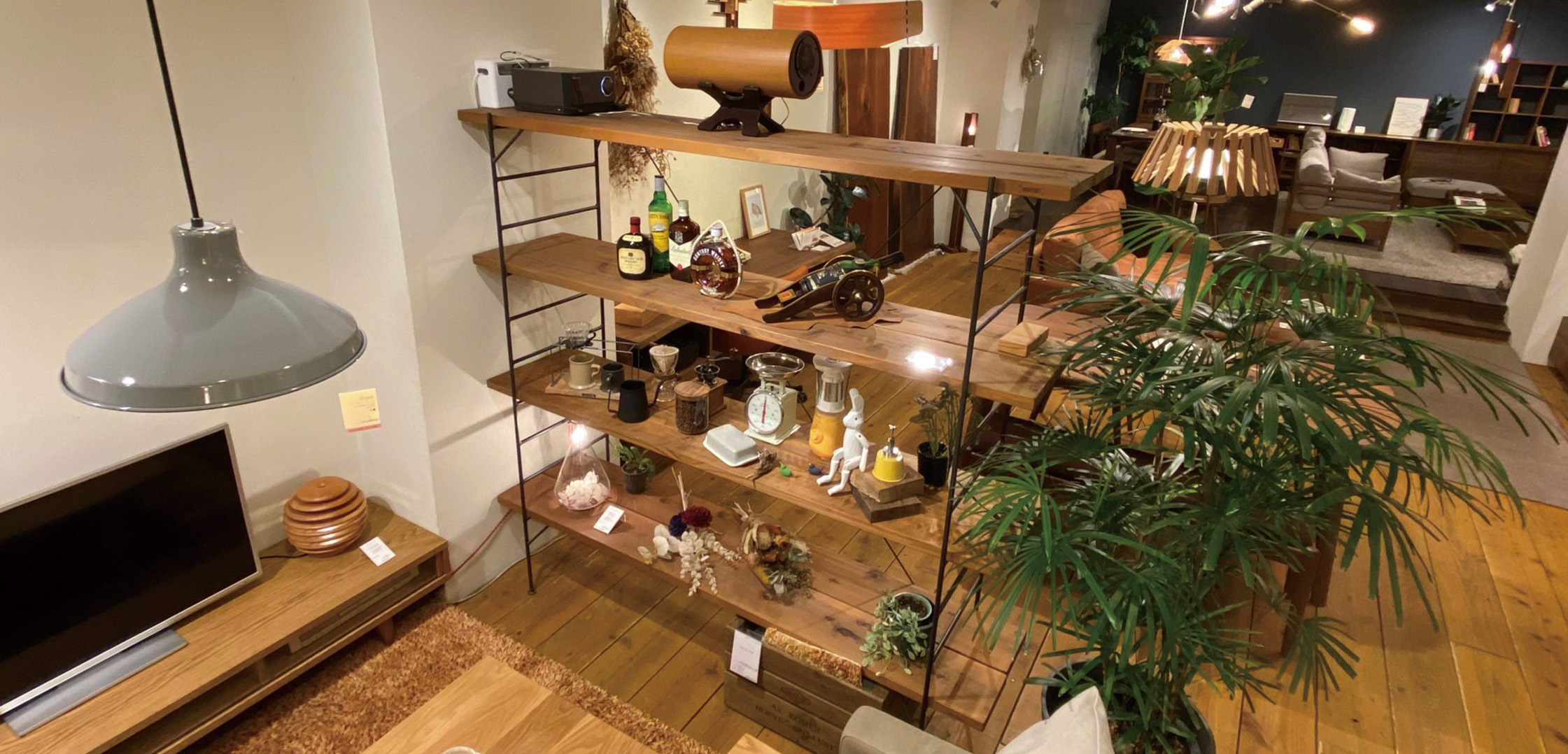 -smith shelf-　　自然と無機質。杉と鉄。