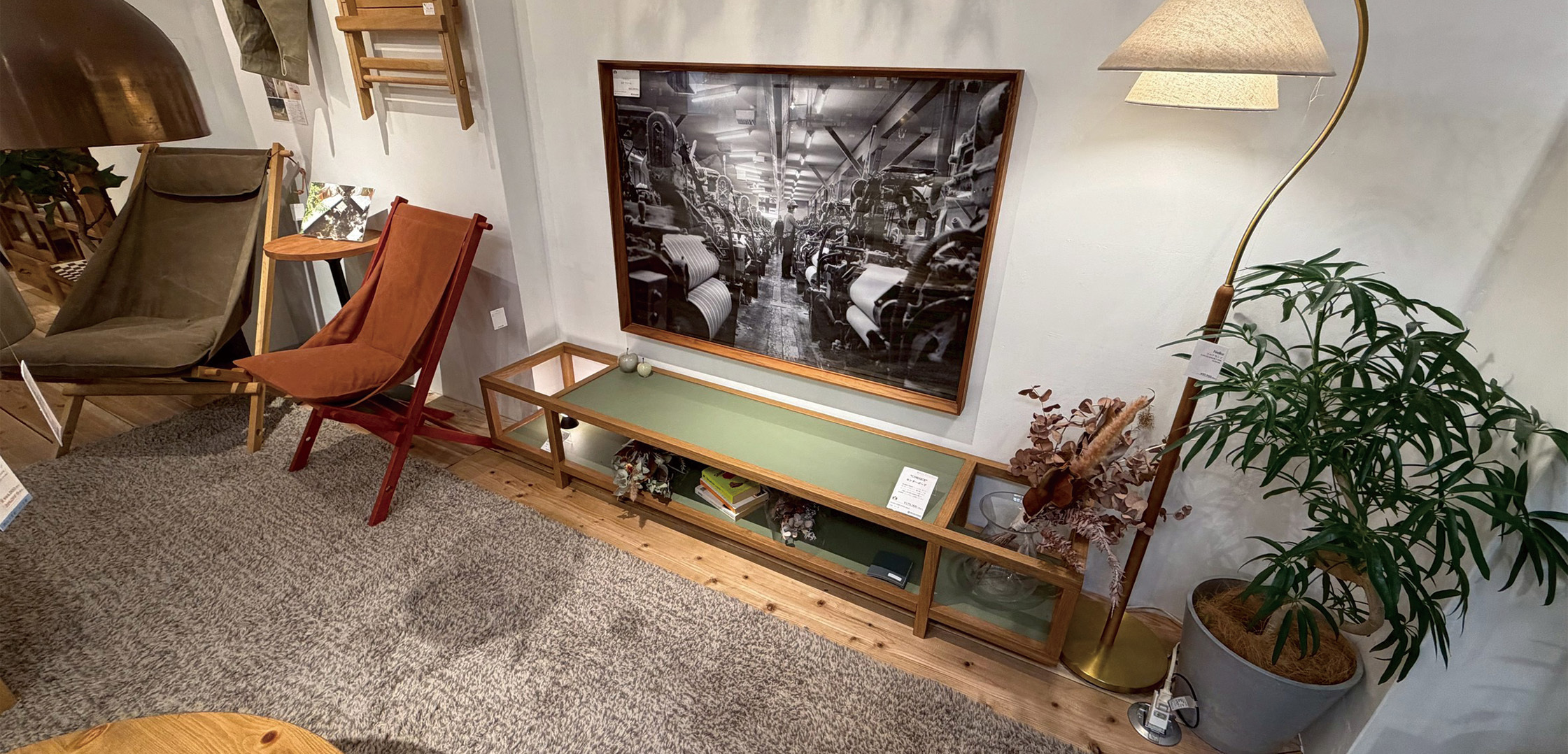 -CORNICE- 置き型TVでも、壁掛けTVでも、TV周りを彩るセンターボード